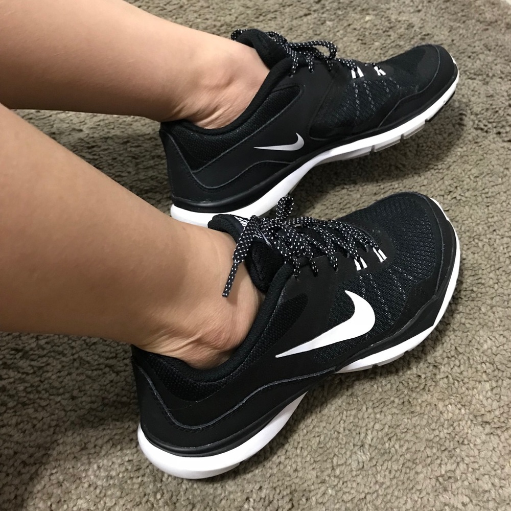 BLACK & WHITE NIKE SHOES SIZE 6.5
